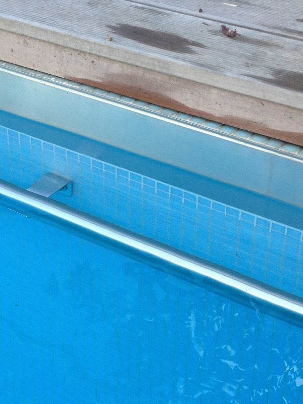 Poolbau mit Aluminiumumrandung (damit es keine Wasserstreifen gibt)